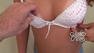 19 årig hot teen knepper og får en mund fuld af sperm