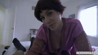 Horny ເດັ Jessica Ryan ໃຊ້ເວລາໃນ stepson ດູດຊາວຫນຸ່ມລາແລ່ນ