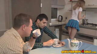 Kanos kis tini a felszarvazott férj