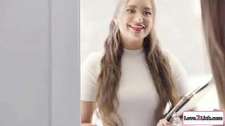 شادی کے منصوبہ ساز کے seduces کے ایک جوڑے اور ان کے مشت زنی cunts اور منا انہیں ایک 3some.وہ licks کے ، سنہرے بالوں والی بلی کے طور پر اس busty gf facesits اس