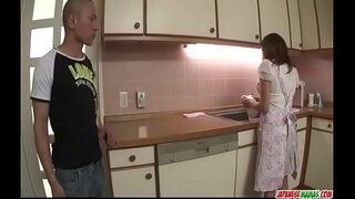 Hikaru Wakabayashi používa jej veľké prsia hrať s kohút Hikaru Wakabayashi používa jej veľké prsia hrať s kohút