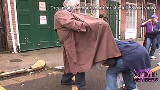 Топла Milfs Хит На Улиците За Монистра Во Њу Орлеанс